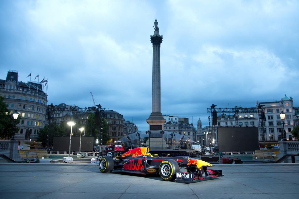 monopost tímu Red Bullu Racing na Trafalgarskom námestí