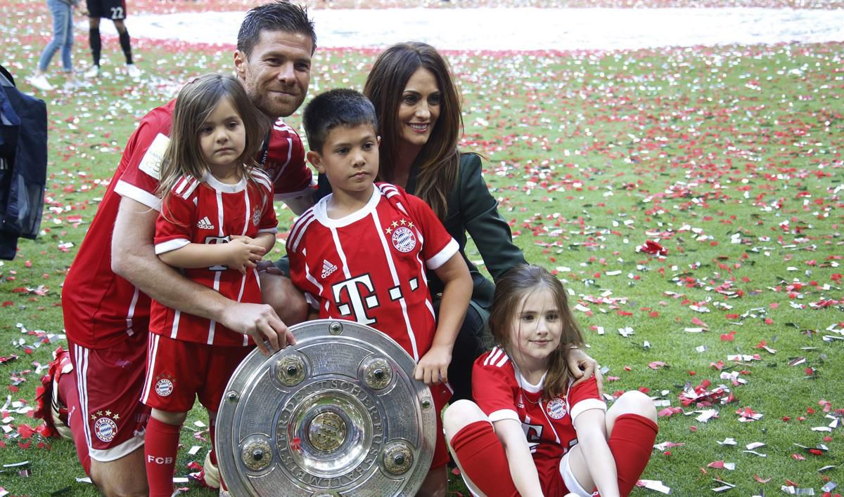 Xabi Alonso s rodinou pri oslavách titulu