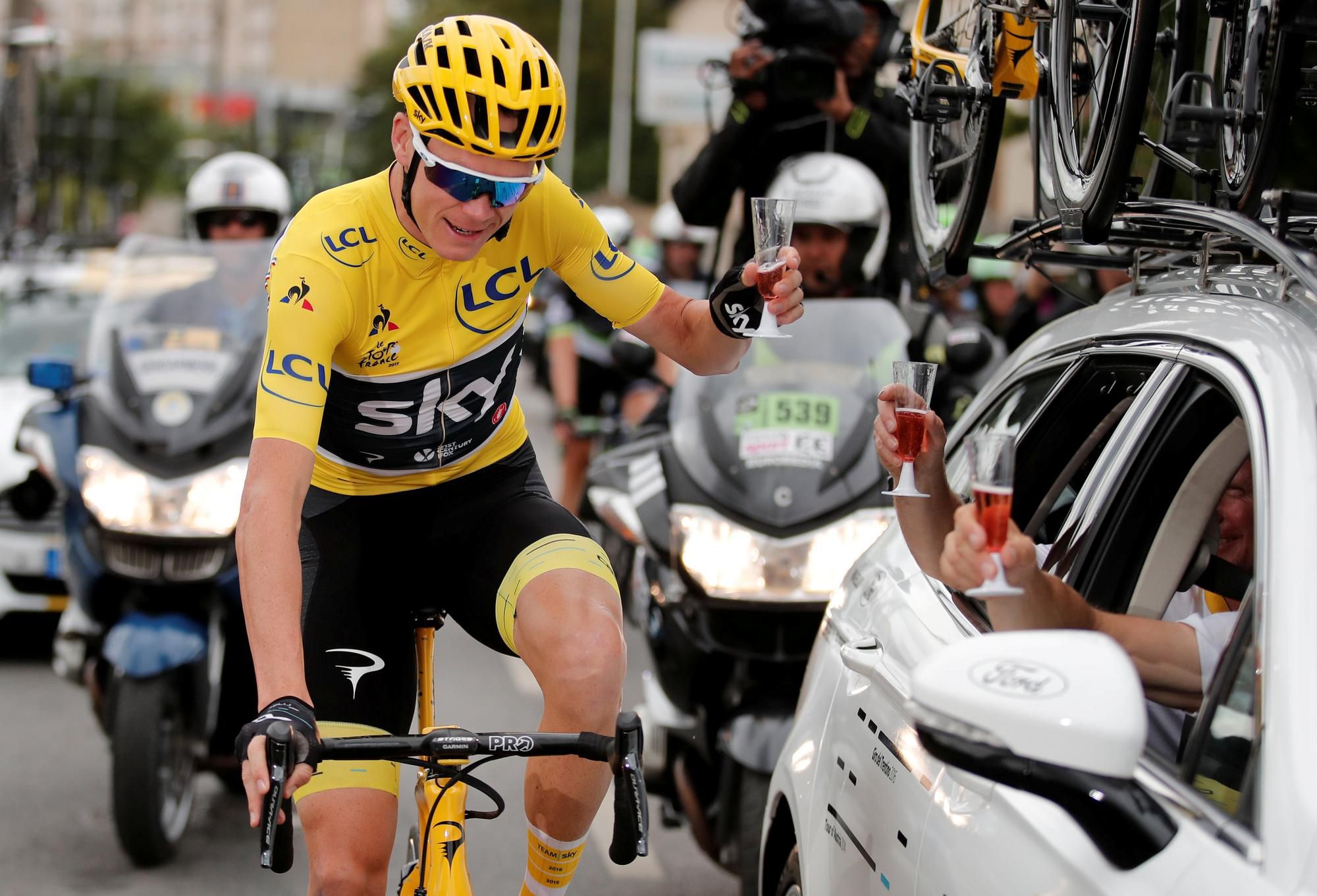 Chris Froome oslavuje víťazstvo na Tour de France