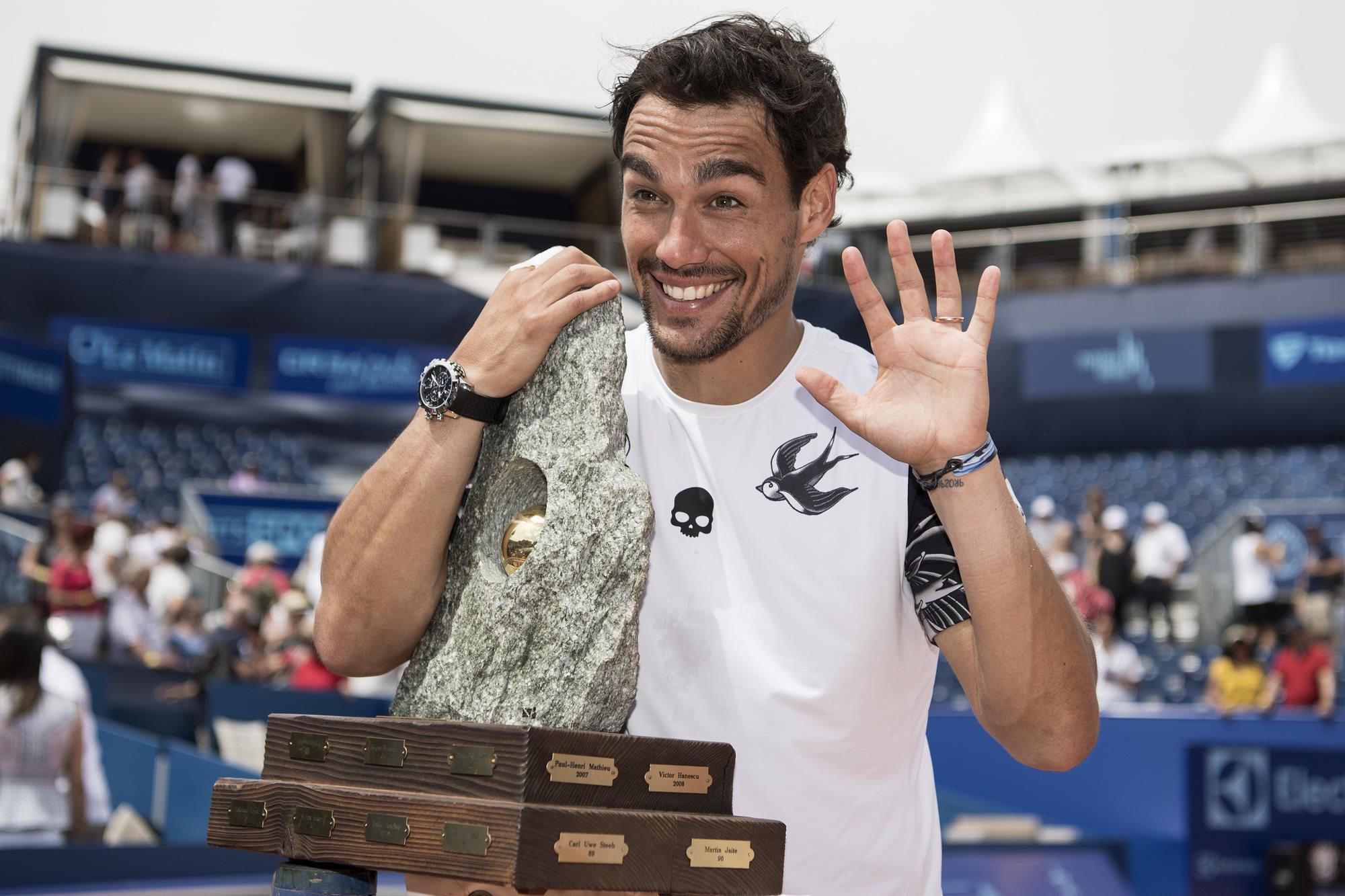 Fabio Fognini pózuje s veľkou kamennou trofejou za víťazstvo na turnaji ATP vo švajčiarskom Gstaade