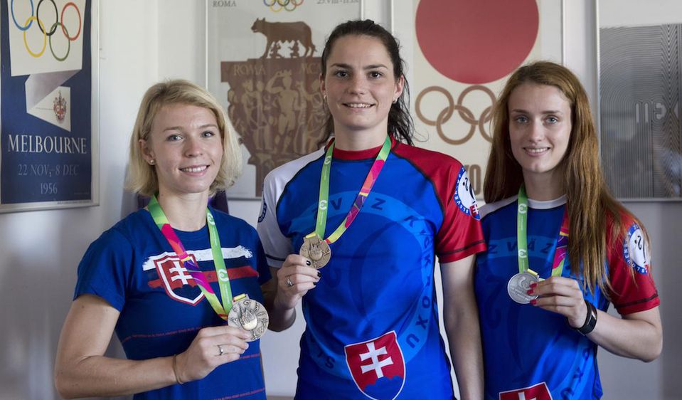 Karatistka Ingrida Suchánková,  kickboxerky Monika Chochlíková a Veronika Cmárová pózujú s medailami zo Svetových hier v poľskom Vroclave