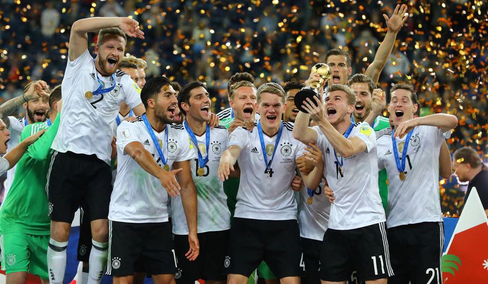 Nemeckí futbalisti sa radujú po triumfe na Pohári konfederácii