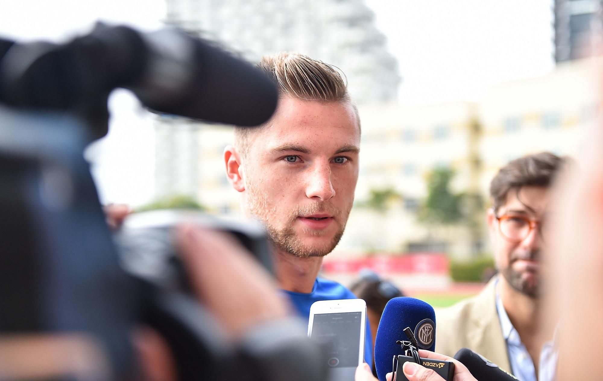 Milan Škriniar odpovedá na otázky novinárom