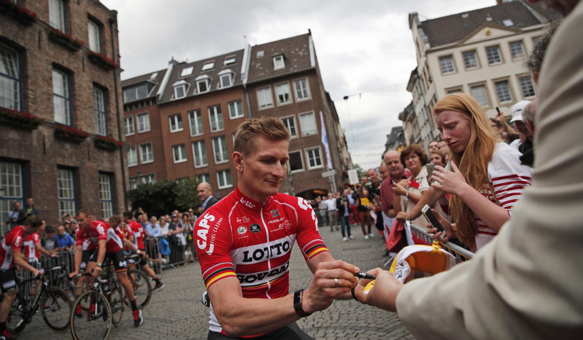 André Greipel rozdáva autogramy fanúšikom