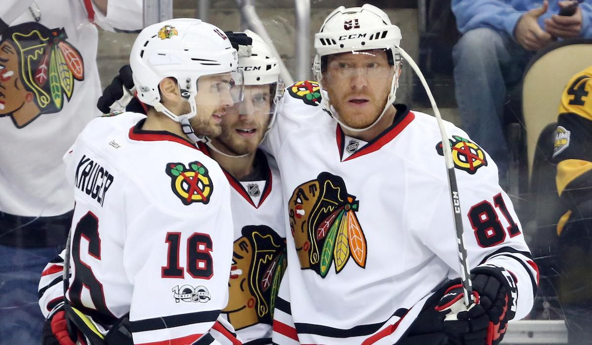 Chicago Blackhawks, Marcus Kruger, Ryan Hartman, Marian Hossa, gol, oslava, mar17, reuters