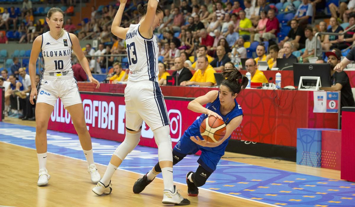 Francesca Dottová,  Anna Jurčenková a Sabina Oroszová v stretnutí ME v basketbale žien B-skupiny Slovensko - Taliansko