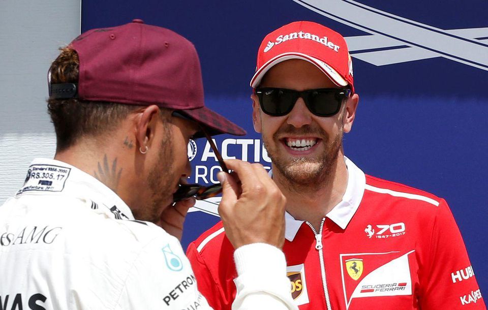 Jazdec Ferrari Sebastian Vettel a Lewis Hamilton z Mercedesu