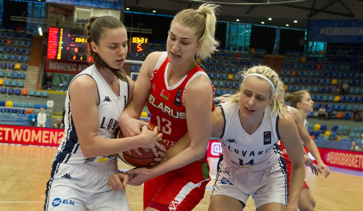 Barbora Bálintová (SVK), Maria Papovová (BLR) a Marie Růžičková (SVK) bojujú o loptu v zápase základnej B-skupiny na ME v basketbale žie