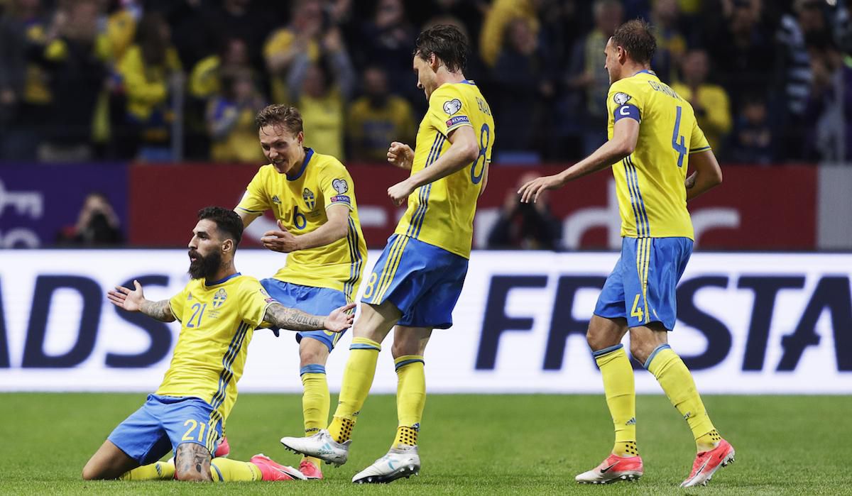 Futbalisti Švédska oslavujú výhru nad Francúzskom