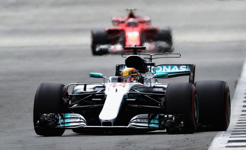 Lewis Hamilton na Mercedese na čele pretekov pred Ferrari (Veľká cena Veľkej Británie 2017).