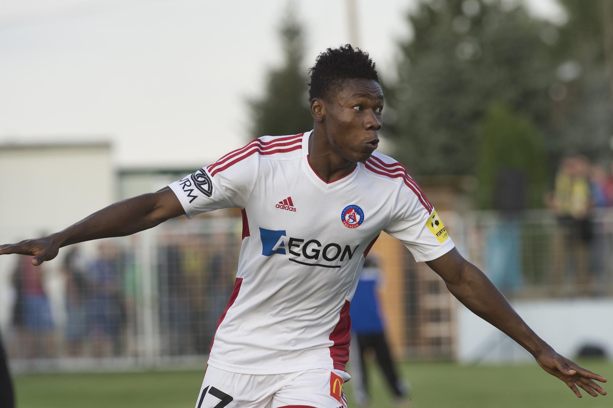 Samuel Kalu z AS Trenčín sa raduje po gólovej nahrávke