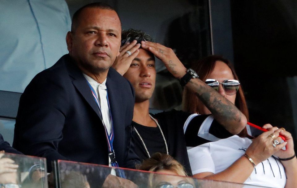 Neymar a jeho otec na tribúne štadión PSG