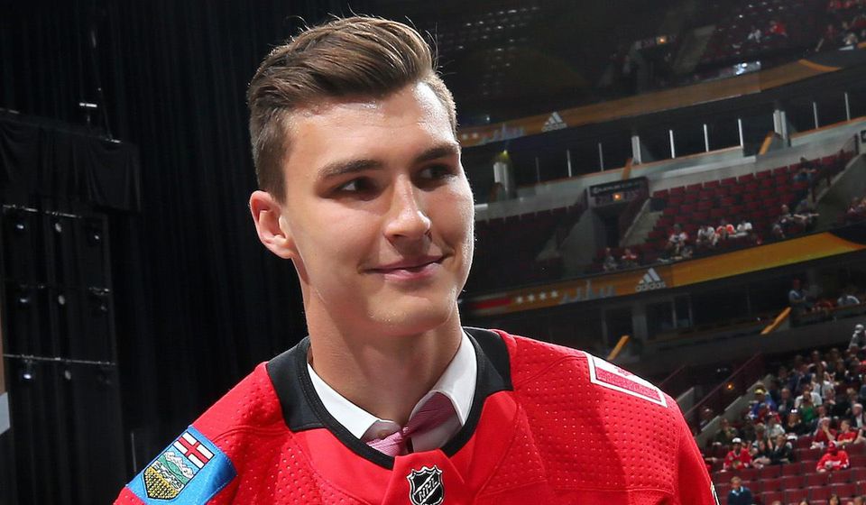 Adam Ružička počas draftu v drese Calgary Flames.