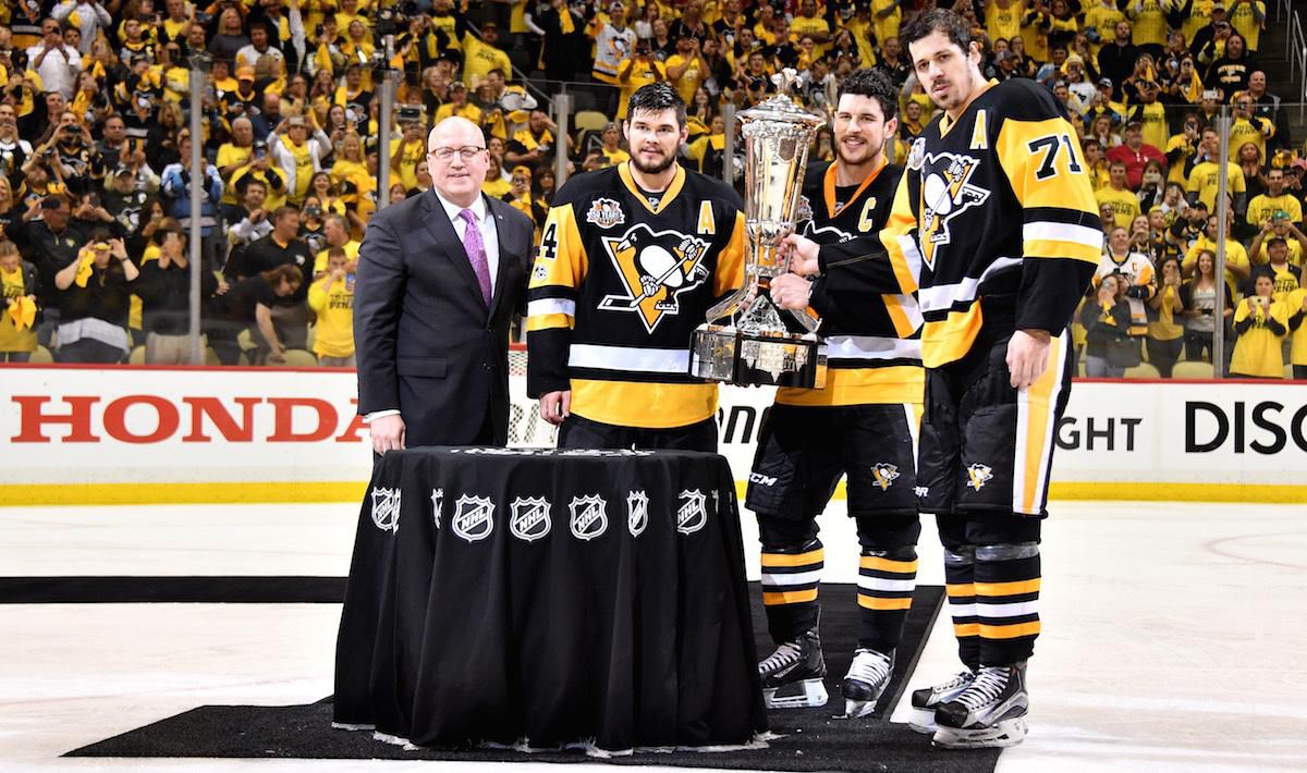 Crosby, Malkin a Kunitz pózujú s trofejou pre víťaza play-off Východnej konferencie.