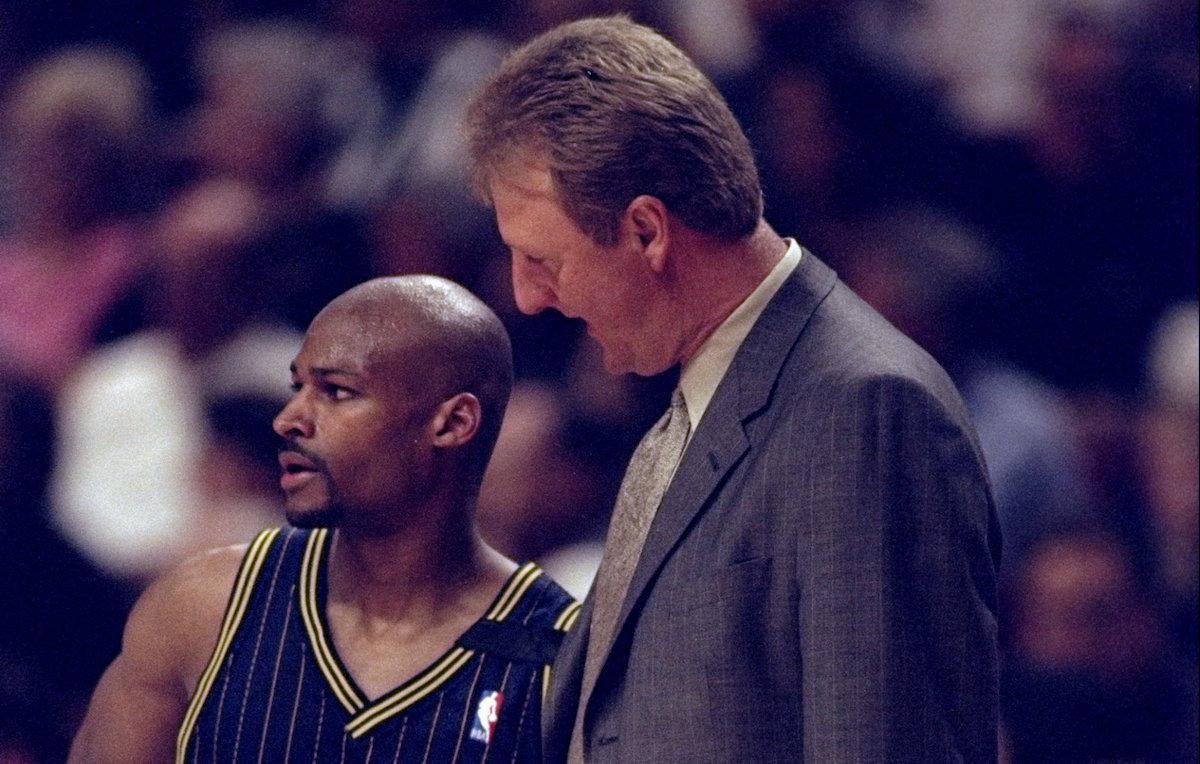 Larry Bird ako tréner Indiany Pacers v debate so svojim hráčom Travisom Bestom v roku 1998.