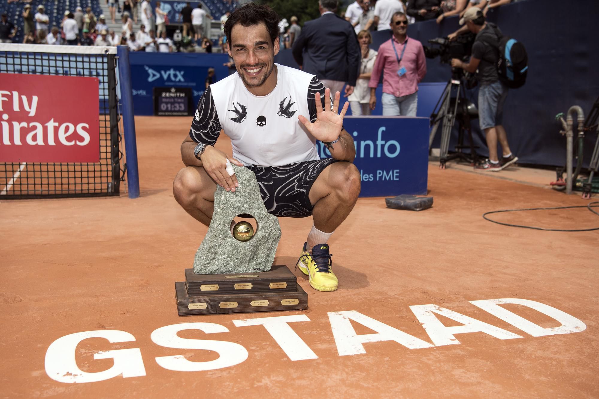 Fabio Fognini pózuje s veľkou kamennou trofejou za víťazstvo na turnaji ATP vo švajčiarskom Gstaade