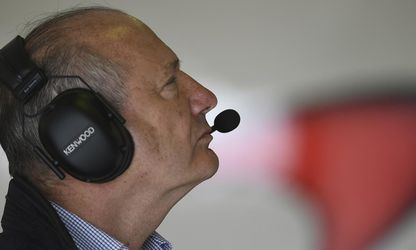 Ron Dennis predal akcie McLarenu, jeho éra sa skončila
