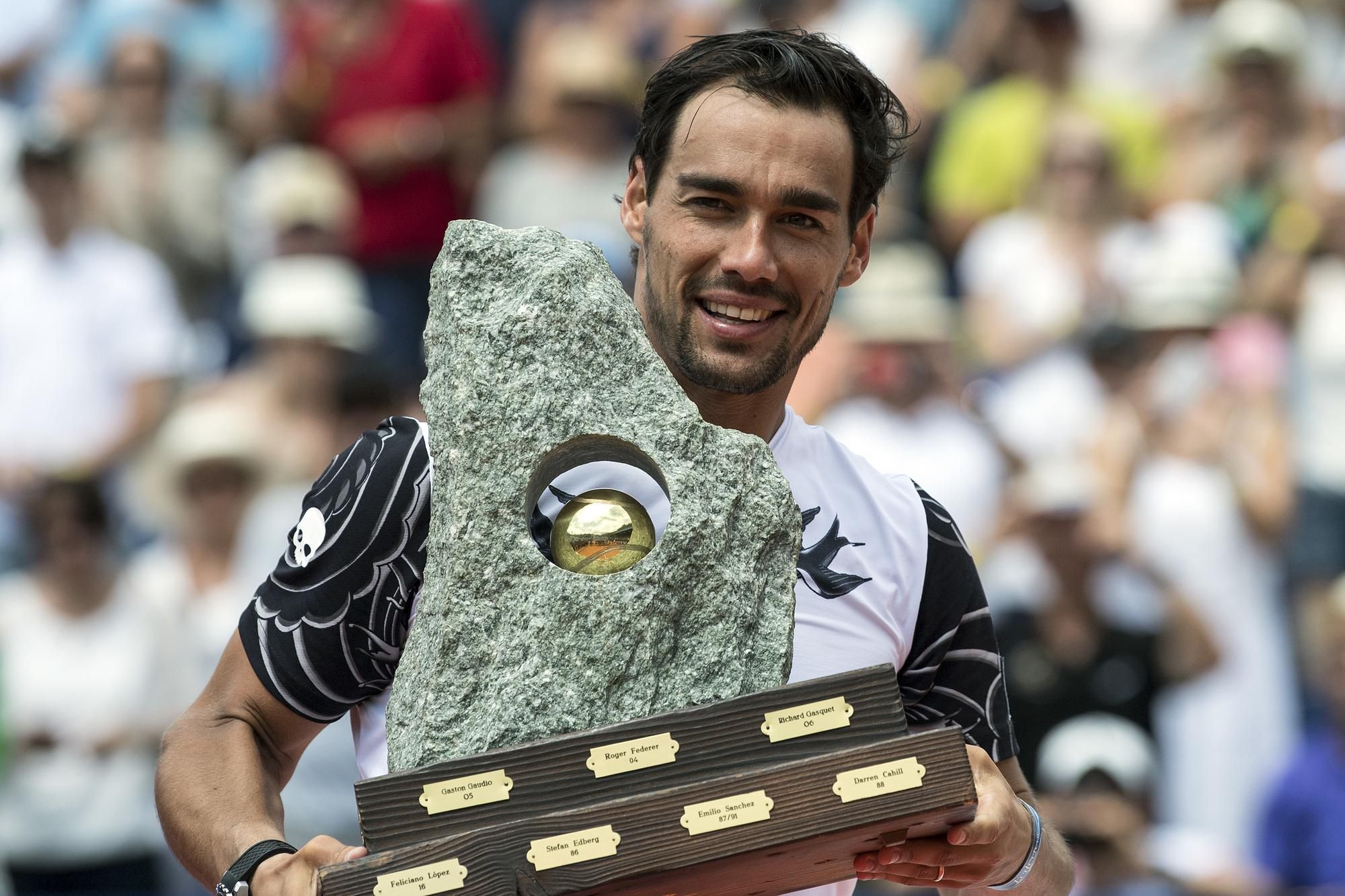 Fabio Fognini pózuje s veľkou kamennou trofejou za víťazstvo na turnaji ATP vo švajčiarskom Gstaade