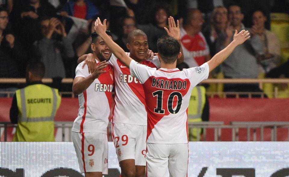 Bernardo Silva a Kylian Mbappe z AS Monaco sa tešia z gólu