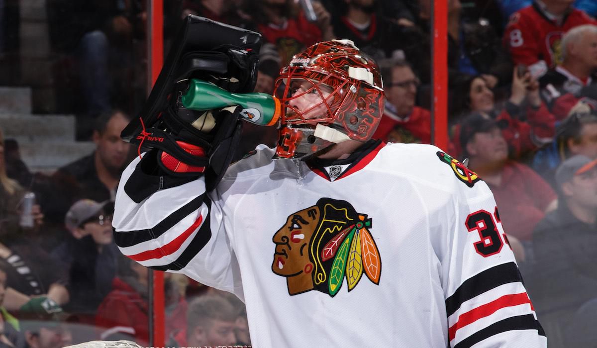 Scott Darling v drese Chicaga Blackhawks dopĺňa tekutiny.