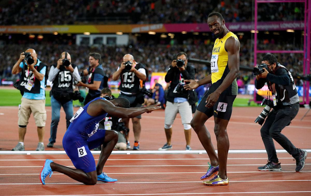 Justin Gatlin sa po víťaznom šprinte na atletických MS v Londýne klania Usainovi Boltovi