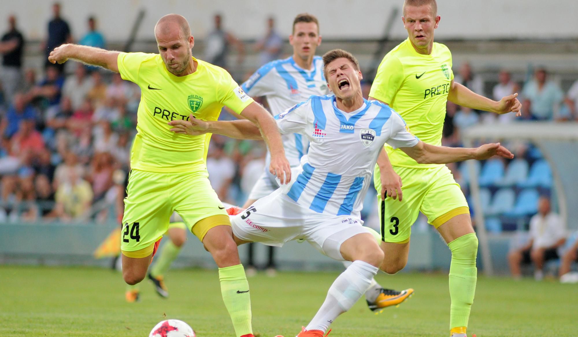 Andrej Ivančík z FC Nitra (v strede) a Martin Králik z MŠK Žilina