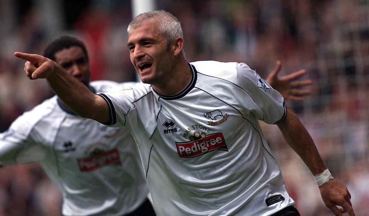 Fabrizio Ravanelli v drese Derby County oslavuje gól do siete Charltonu.