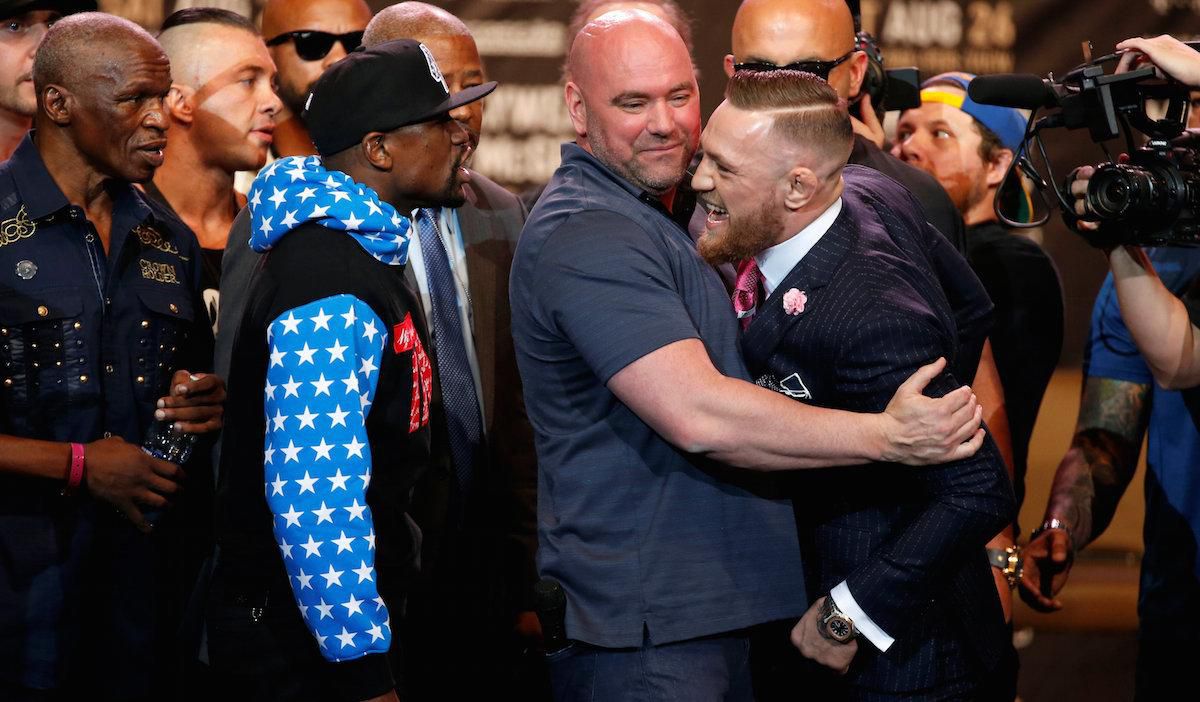 Floyd Mayweather, Dana White a Conor McGregor na tlačovke v LA.