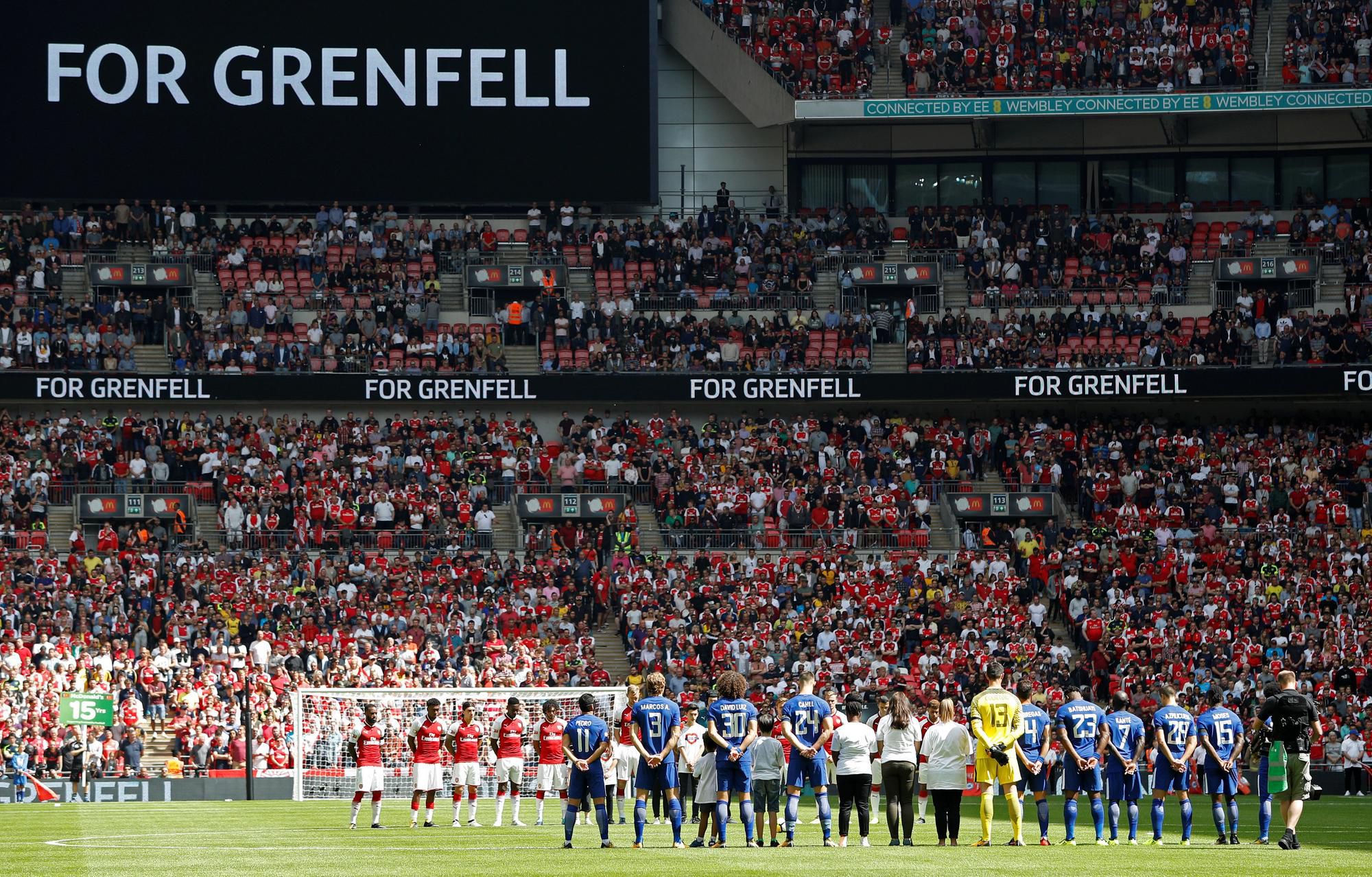 Futbalisti Arsenalu a Chelsea si uctili obete londýnskeho požiaru