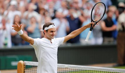 Video: Wimbledon: Nestarnúci Federer nedal Berdychovi šancu a je vo finále