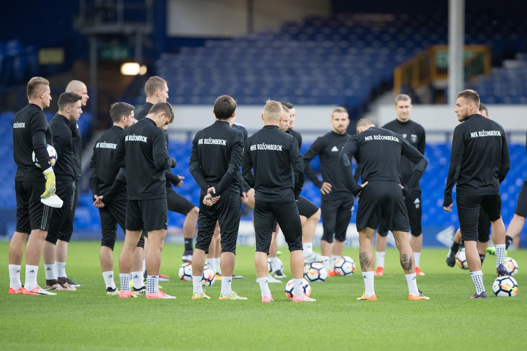 Futbalisti MFK Ružomberok na trávniku Evertonu