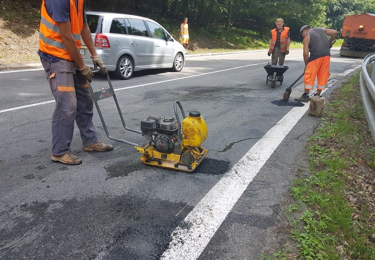 Robotníci plátajú cestu na Pezinskej babe