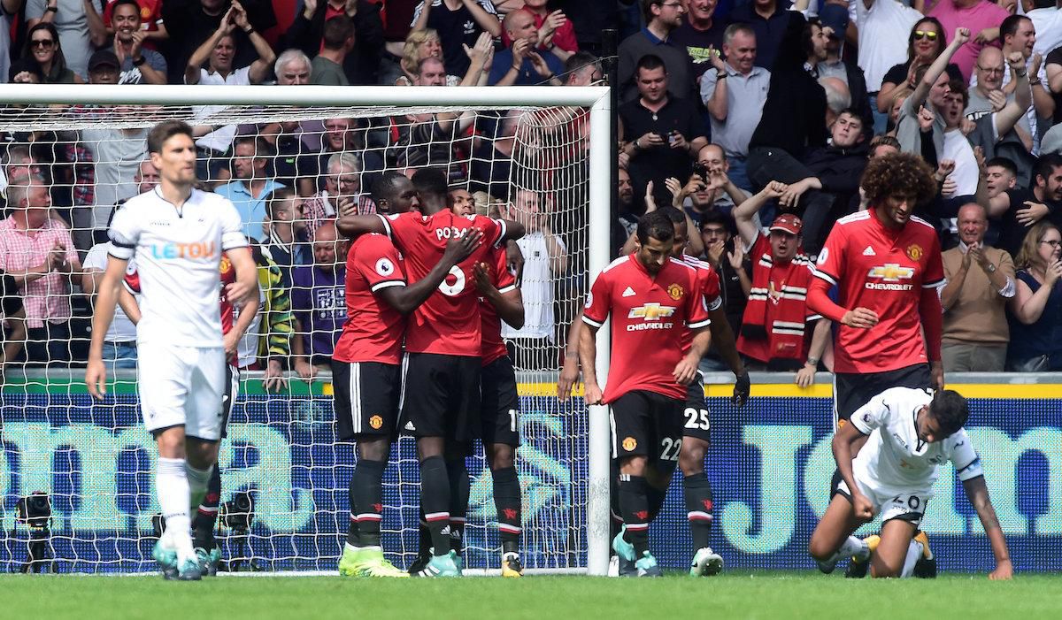Futbalisti Manchesteru United sa radujú z gólu v sieti Swansea.
