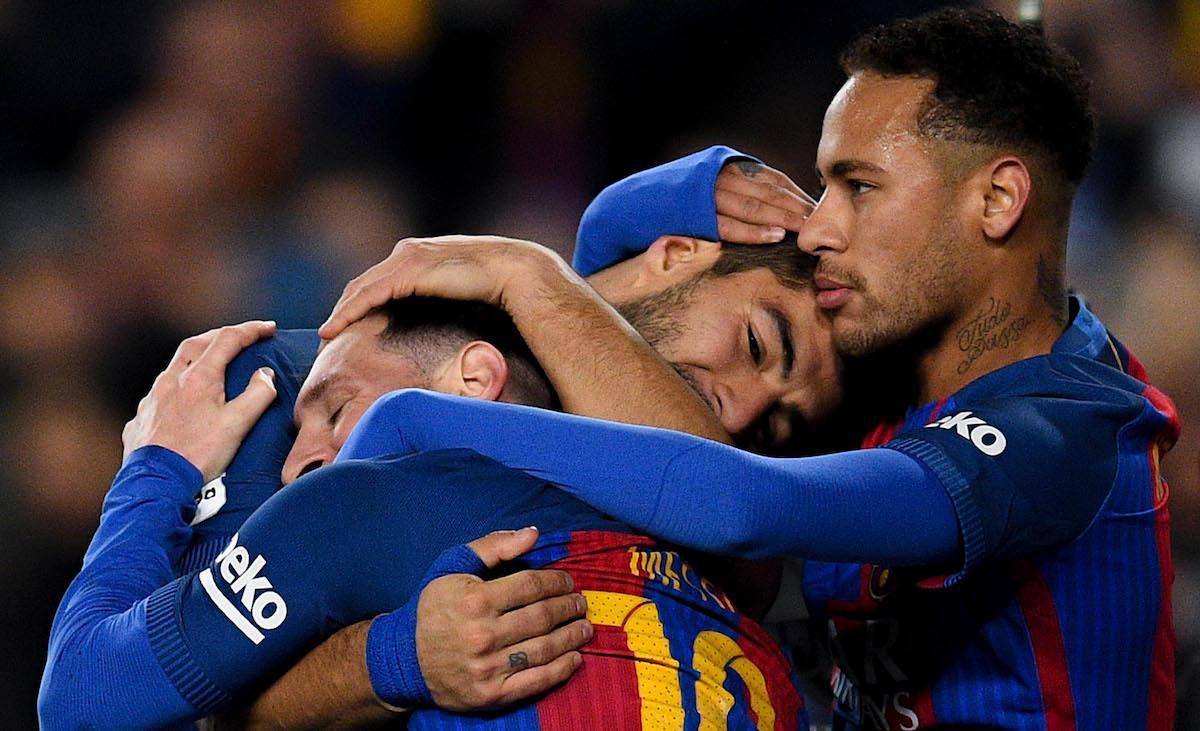Neymar v objatí s Lionelom Messim a Luisom Suárezom