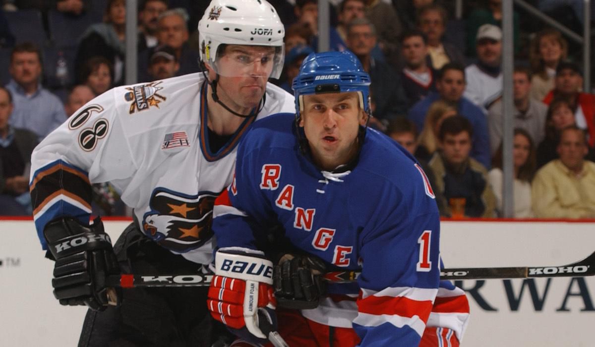 Zdeno Cíger v drese NY Rangers a Jaromír Jágr v drese Washingtonu Capitals.