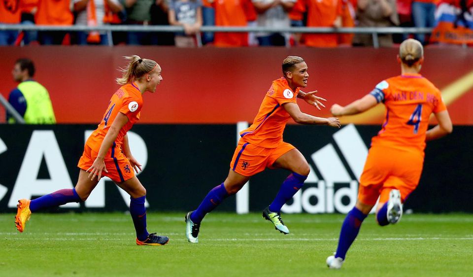 Holandské futbalistky sa tešia z gólu.