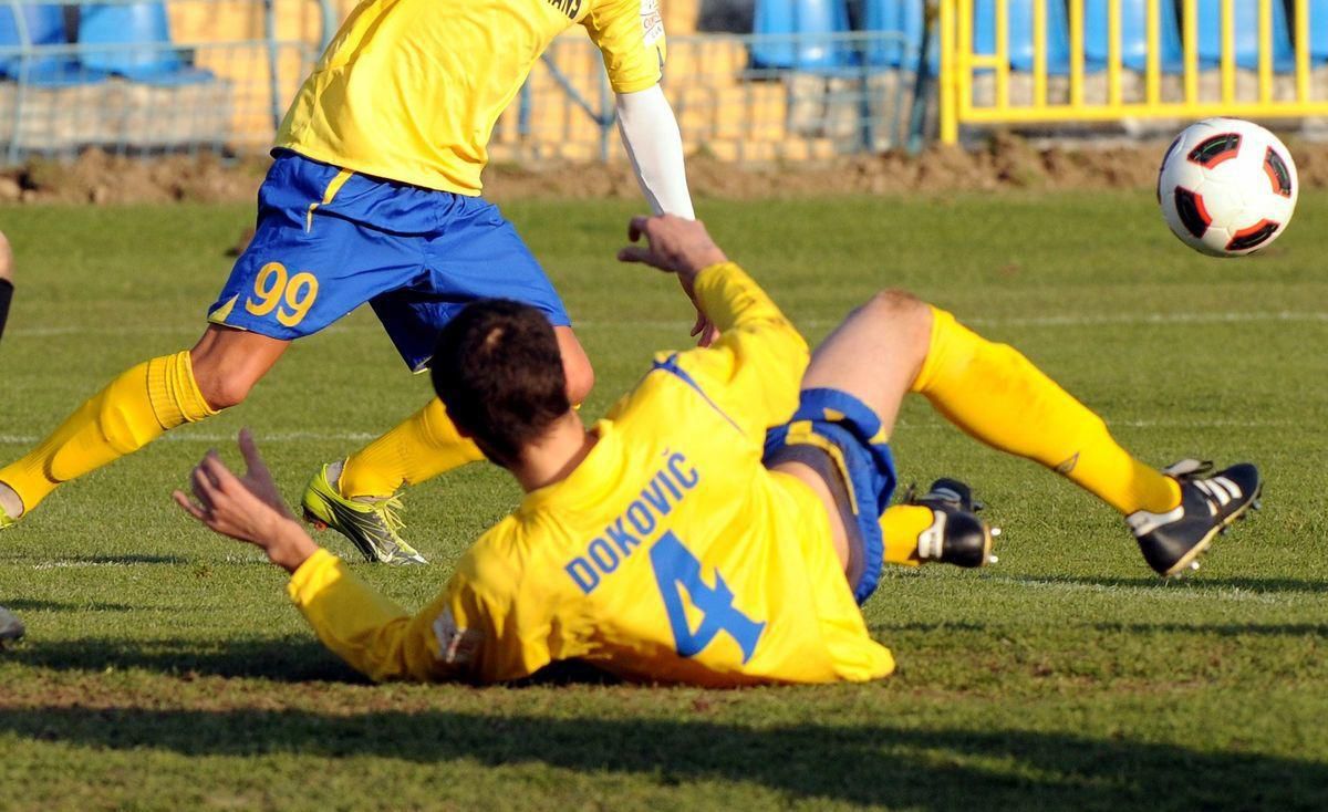 Ivan Djokovič z MFK Košice v súboji o loptu