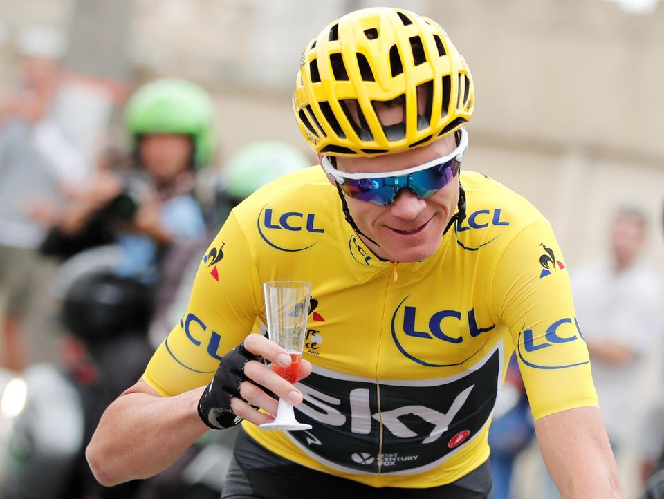 Chris Froome si v Paríži vychutnáva víťazné šampanské (Tour de France 2017)