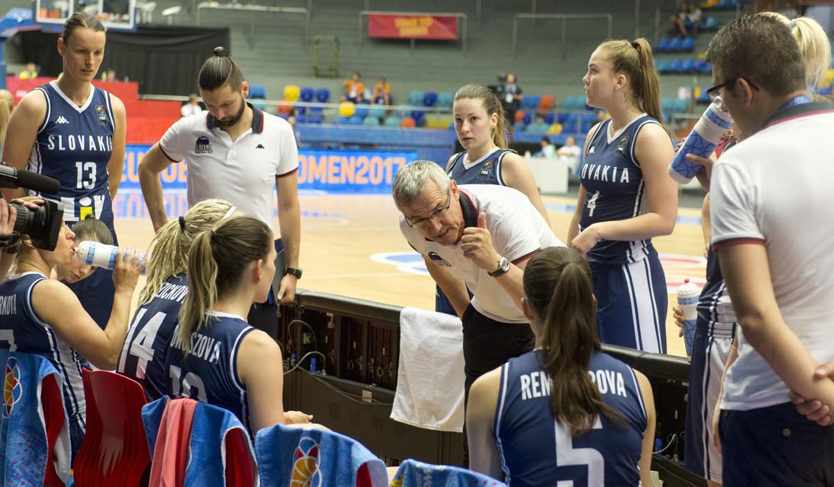 Tréner Slovenska Marian Svoboda dáva pokyny hráčkam v kvalifikácii o štvrťfinále na ME v basketbale žien Ukrajina - Slovensko