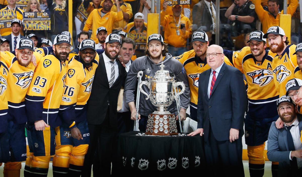 Nashville s trofejou pre víťaza Západnej konferencie play-off NHL.