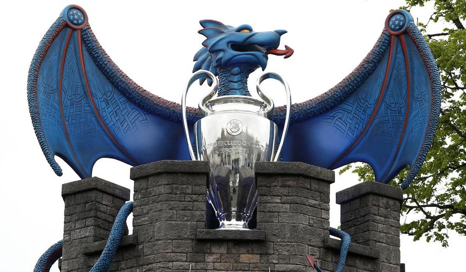 Waleský drak a trofej Ligy majstrov a hradbách v Cardiffe.
