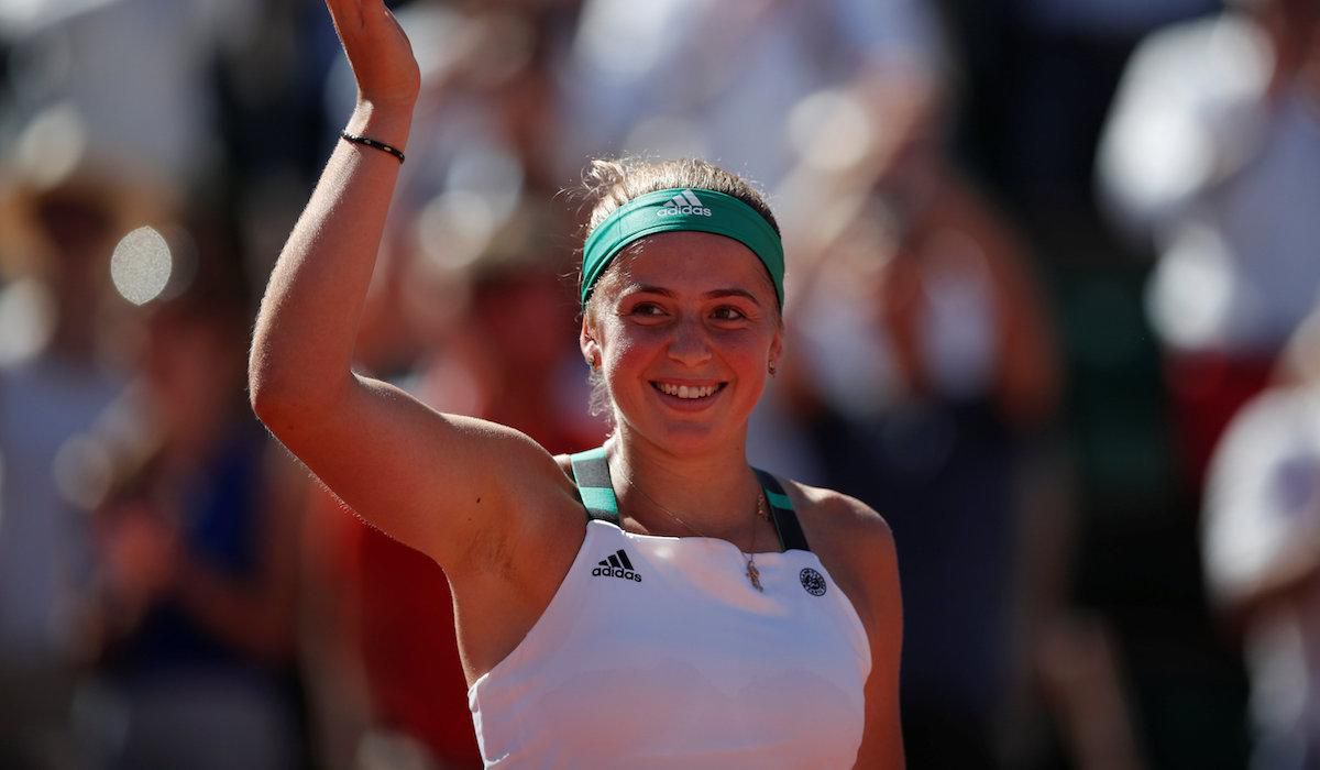 Jelena Ostapenková oslavuje víťazstvo na Roland Garros