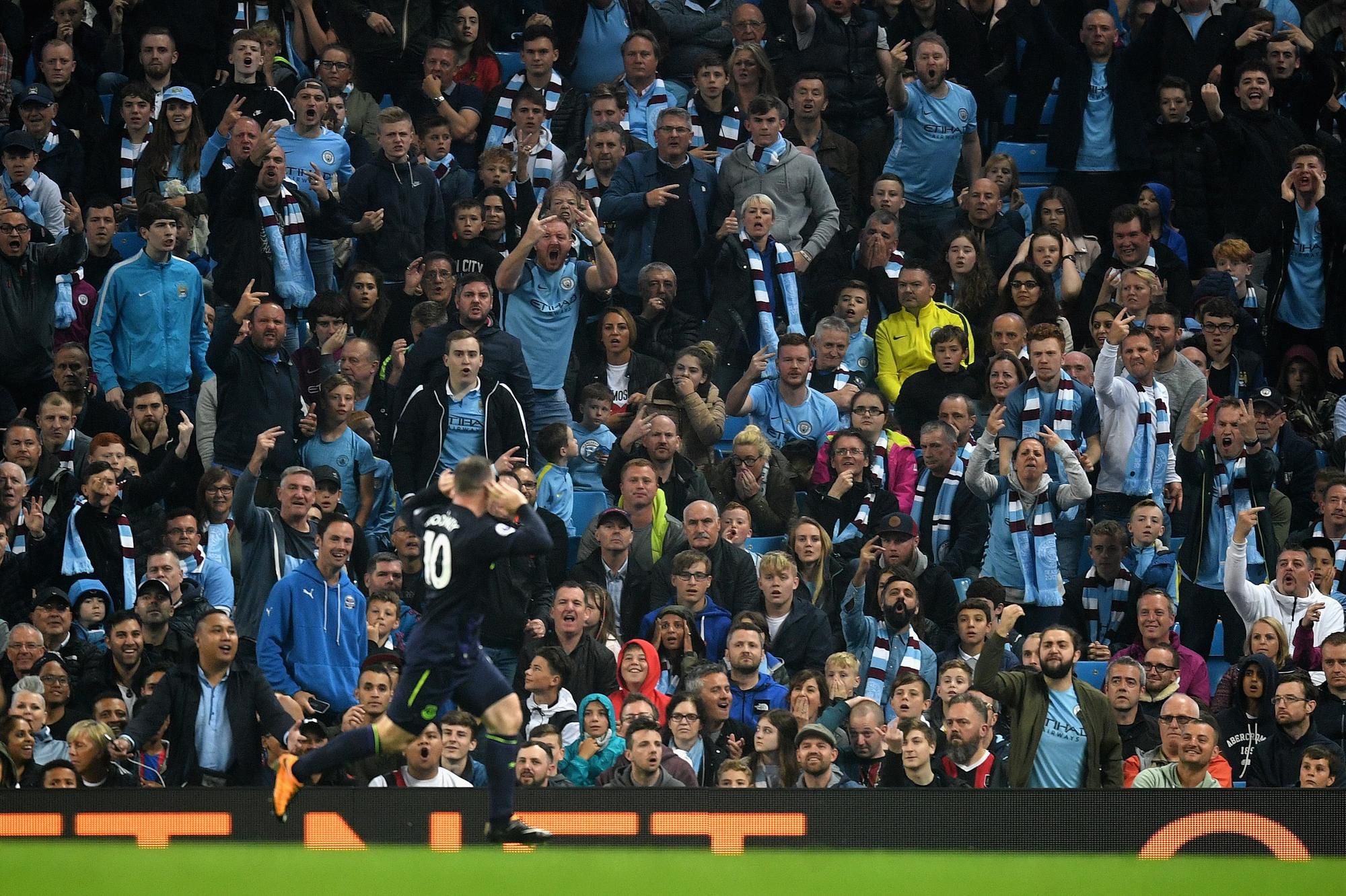 Wayne Rooney oslavuje strelený gól