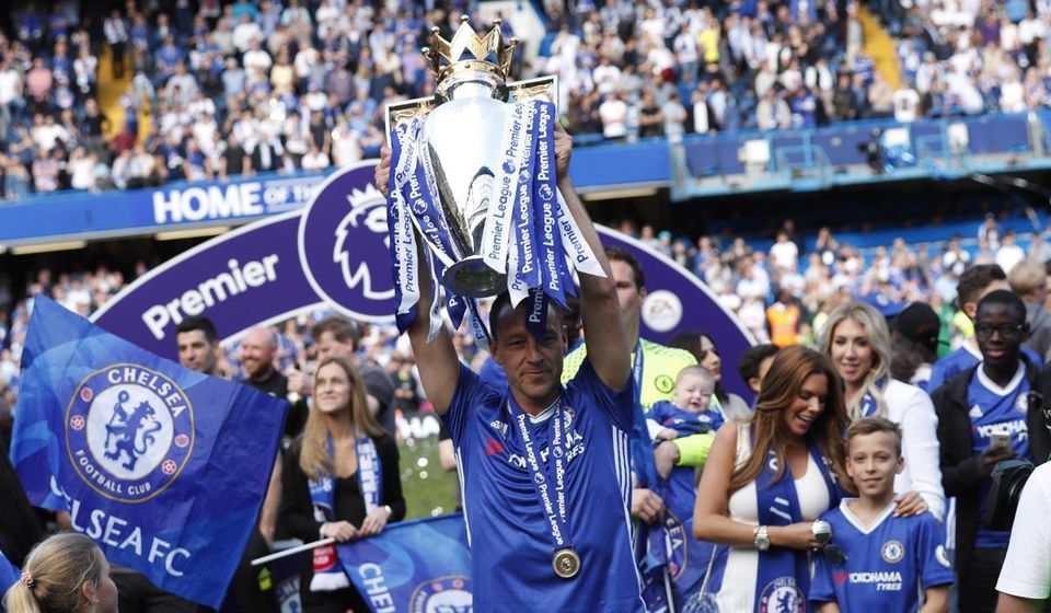 John Terry s trofejou pre víťaza anglickej Premier League