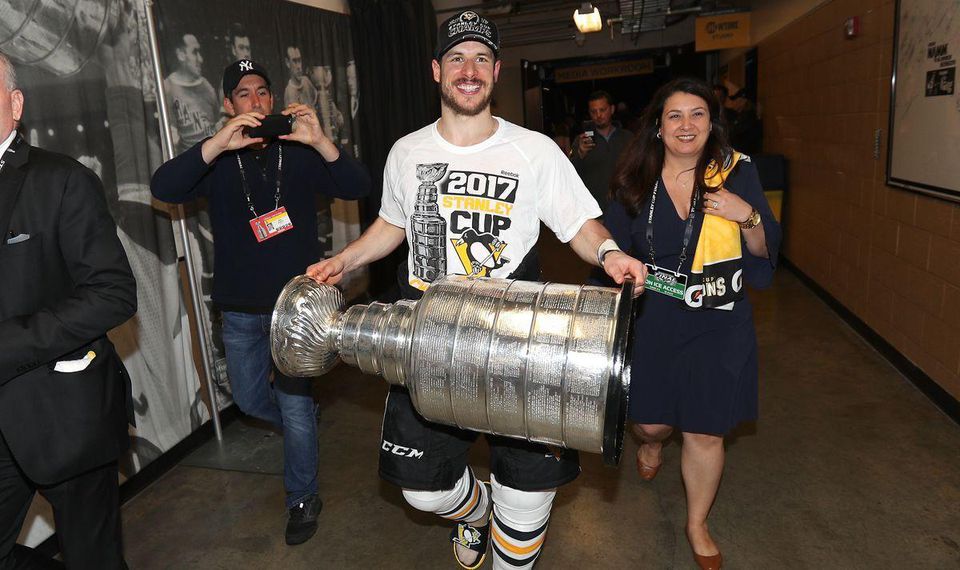 Sideny Crosby nesie Stanley Cup