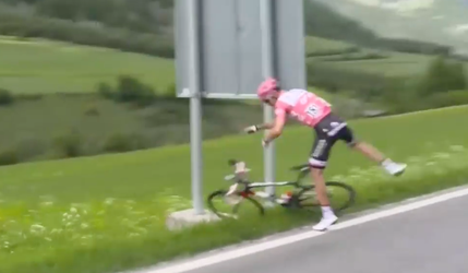 Video: Líder Giro d'Italia musel počas etapy na veľkú. Ako to dopadlo?