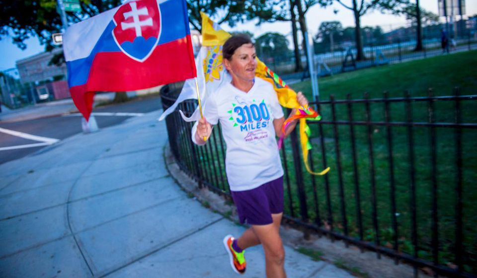 Kaneenika Janáková beží do cieľa 3100 míľových pretekov so slovenskou vlajkou