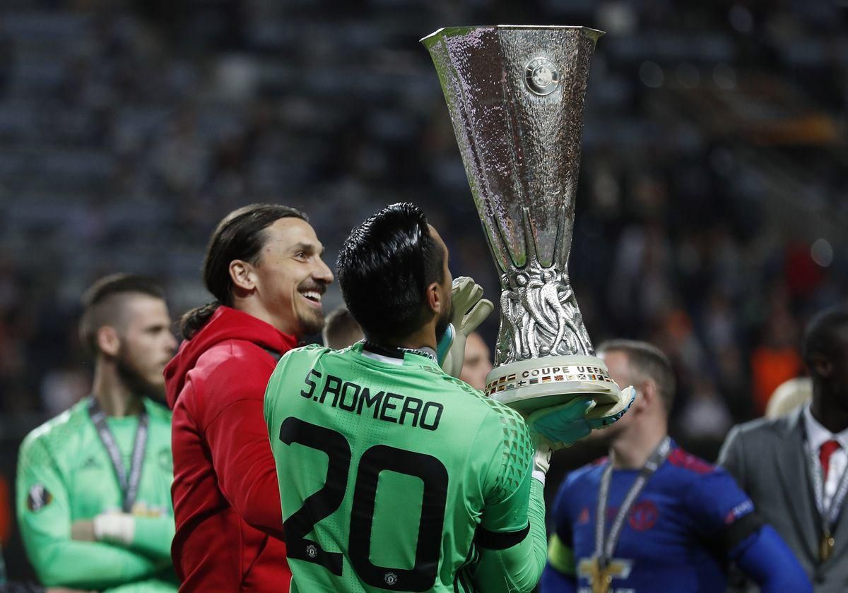 Zlatan Ibrahimovič dvíha víťaznú trofej Európskej ligy UEFA spoločne s brankárom Sergiom Romerom