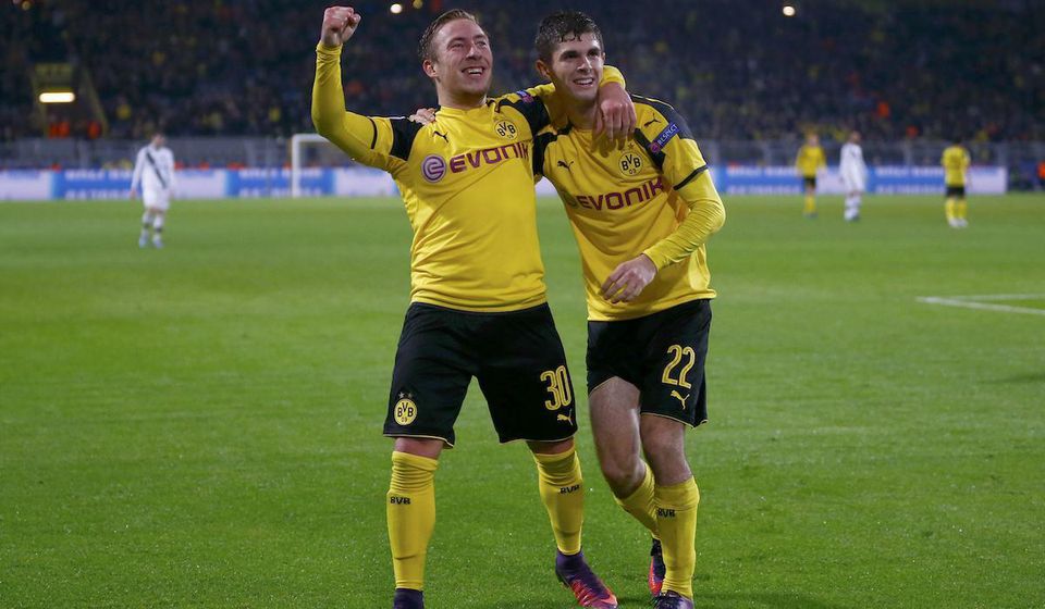 Borussia Dortmund, Felix Passlack, Christian Pulisic, radost, gol, nov16, reuters