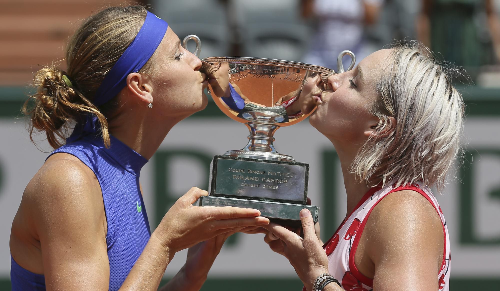 Američanka Bethanie Mattek-Sandsová (vpravo) a Češka Lucie Šafářová dávajú bozk víťaznej trofeji French Open